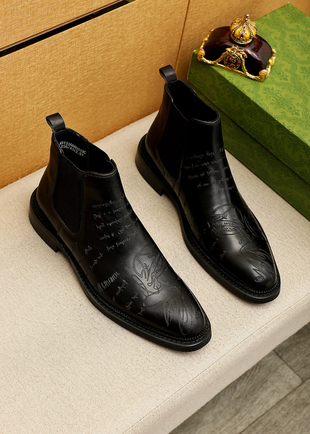 Men's shoes 💰640 💐 Product trademark: GUCCI "Gucci" high-top leather shoes Regular size: 38-44 (37.45.46🉑️Customized) Product materials: Selected imported first-layer calfskin embossed upper + luxury hardware buckle, imported sheep 🐑 leather lining. Strong three-dimensional visual effect, original outsole Color: 3⃣️colors available